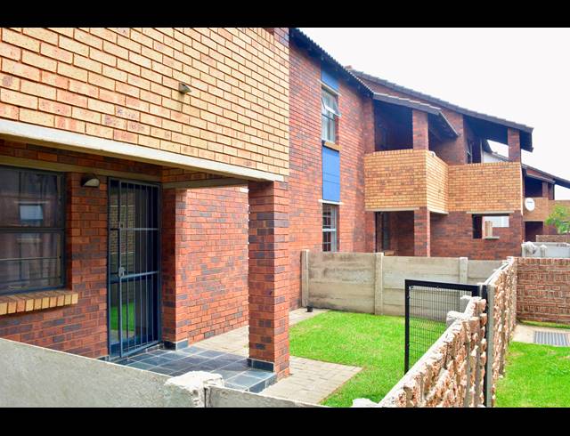2 BEDROOM APARTMENT FOR SALE IN OLIFANTSVLEI